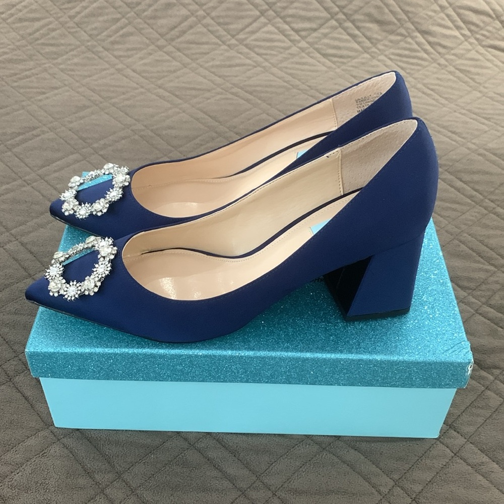 Betsy Johnson NIB Lilly Embellished Satin Dress Pumps/Heels  size 10 - Picture 8 of 17